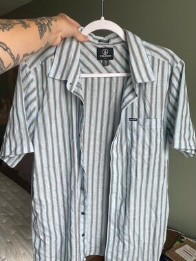 Men’s Volcom button down